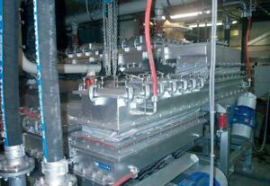 Cooling vibrating conveyor